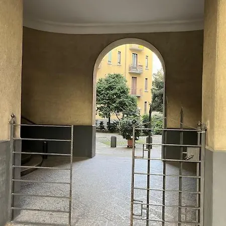Tiny With Ideal Subway Connection Ferienhaus